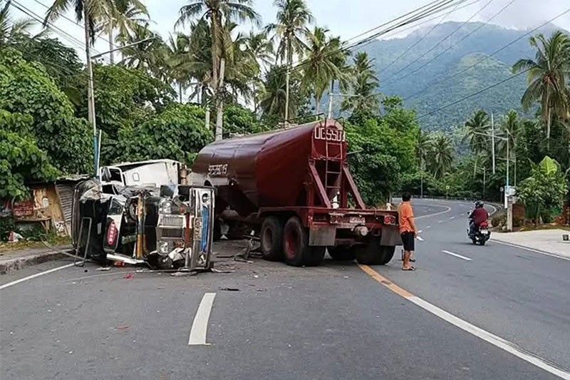 トラック衝突で運転手死亡、12人重傷