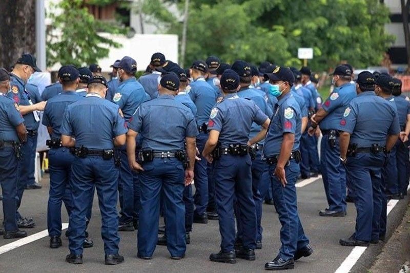 警官12名、容疑者死亡で職務停止に