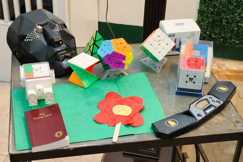 少年の棺を彩る大切な思い出の品々