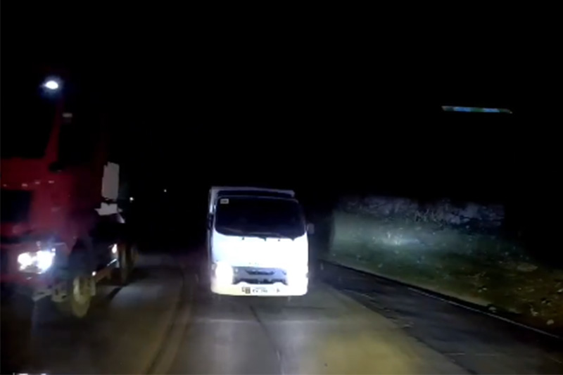 夜の危険運転、ネットで非難殺到！