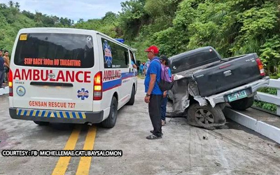 ピックアップ車が橋に衝突、11人負傷