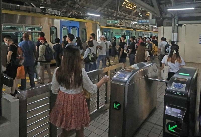 LRT-1駅でエスカレーター事故、7人負傷