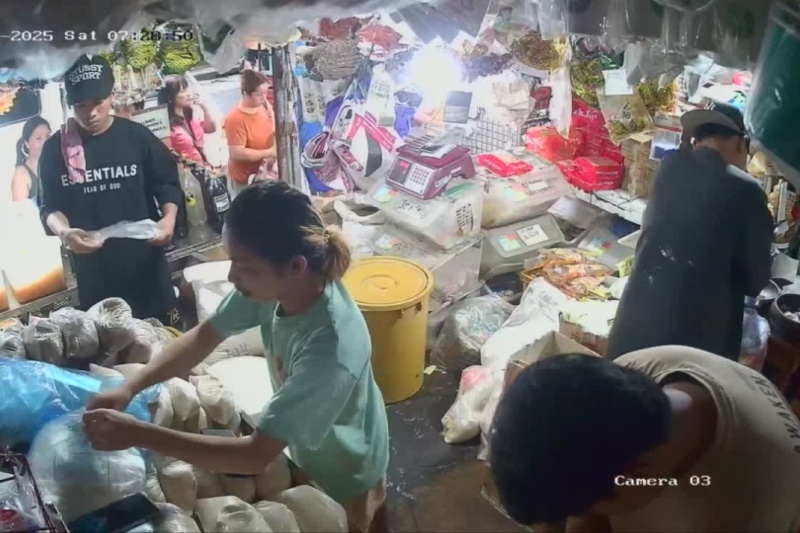 マニラ市場で店員がバケツから転倒、無傷で笑いに