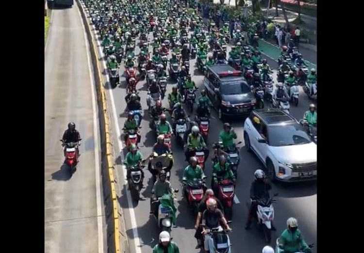 ジャカルタでバイクタクシー運転手が警察車両に轢かれ死亡