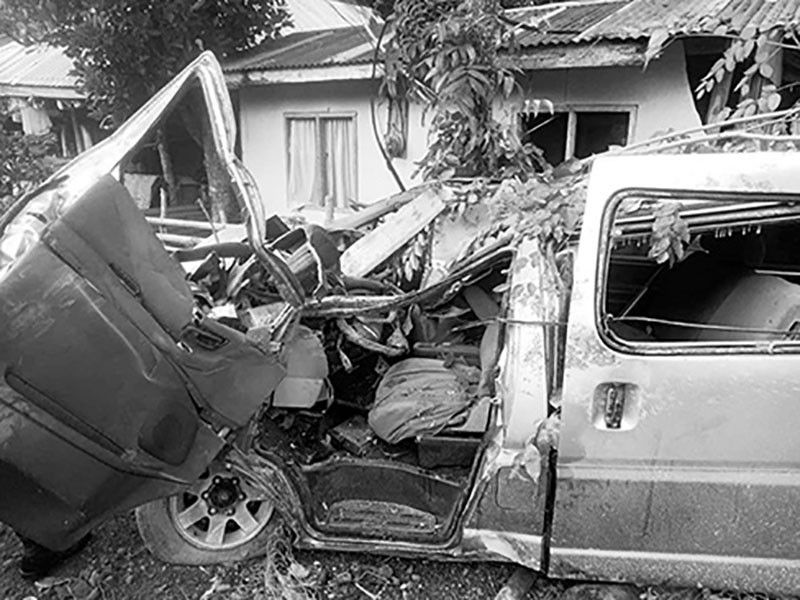 暴走バンが住宅に突入、3人死亡2人重傷