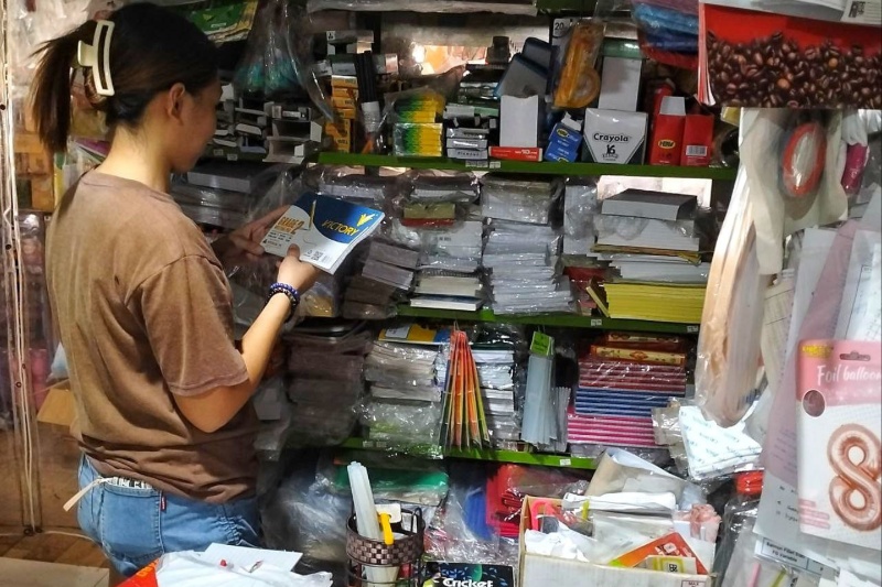 学校近くの小売店が小分け文具で急成長