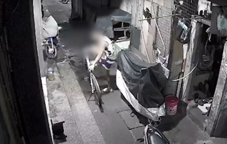 深夜の自宅侵入！自転車泥棒をCCTVが捉える