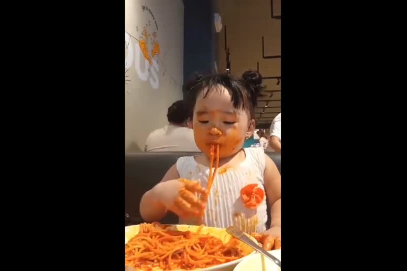 スパゲティまみれの幼児がネットで話題沸騰！