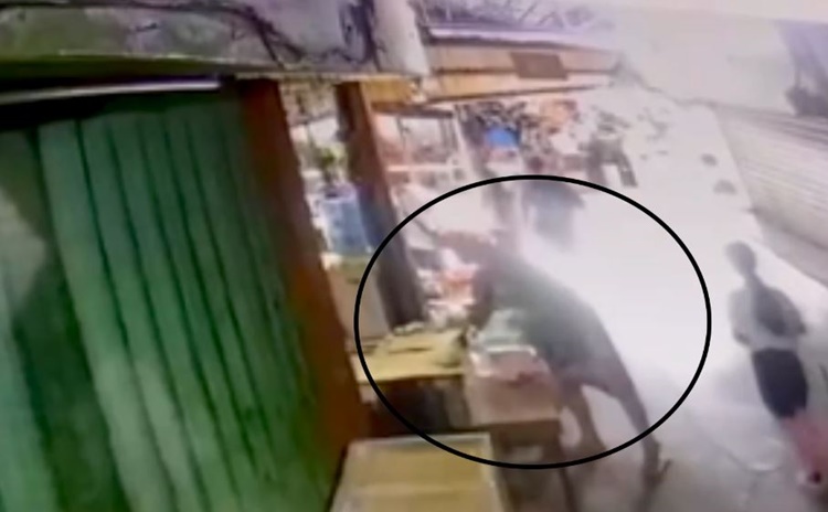 偽客に携帯を盗まれたカビテの露店商