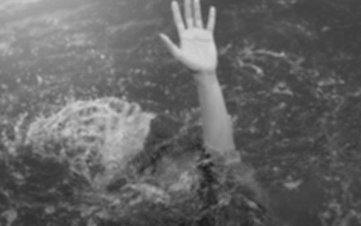 海上で発見された女性遺体、謎の死の真相は？