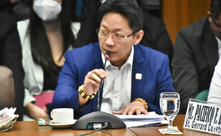 妻の不在を偽証？議会で問責された男性