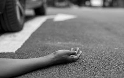 障がい者男性、2台のトラックに轢かれ死亡