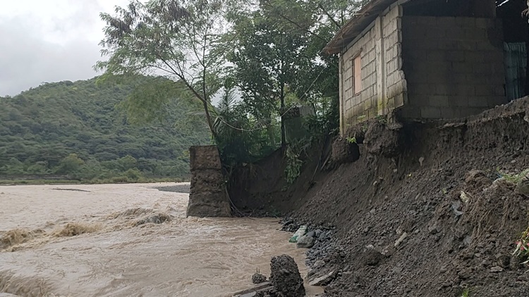 台風ナンドで洪水対策壁が崩壊、住民不安