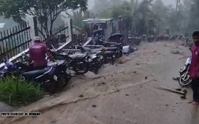 豪雨で学校前の土砂崩れ発生、通行困難に