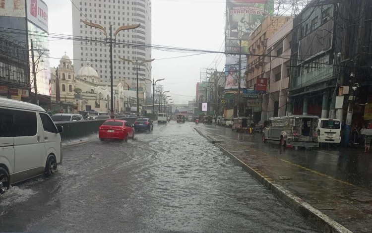 大雨でマニラ首都圏が冠水、交通に影響