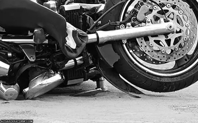 68歳男性、ハイウェイ横断中にバイク事故
