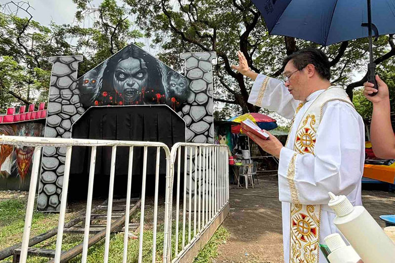 神父のホラーライド祝福にネット爆笑！