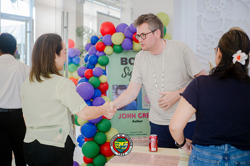 ジョン・グリーン氏、フィリピンでファン歓喜の訪問