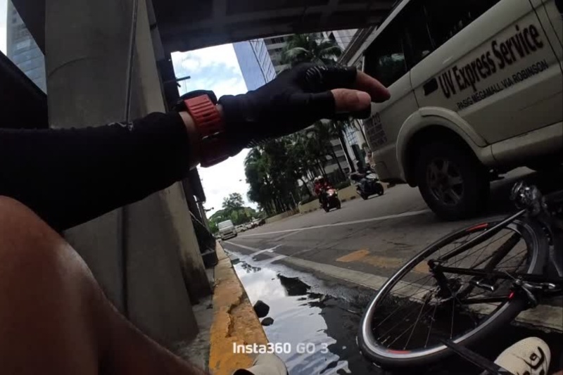 自転車事故：タクシー乗客の不注意で転倒