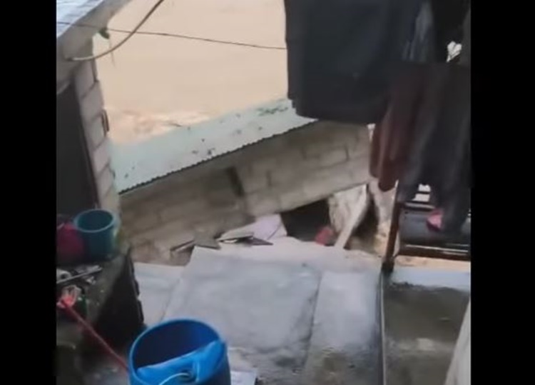 激流が家を飲み込む、家族は避難所へ
