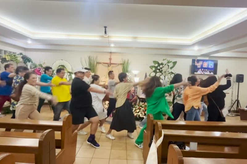ダンサー仲間が故人に贈る感動のダンス葬送