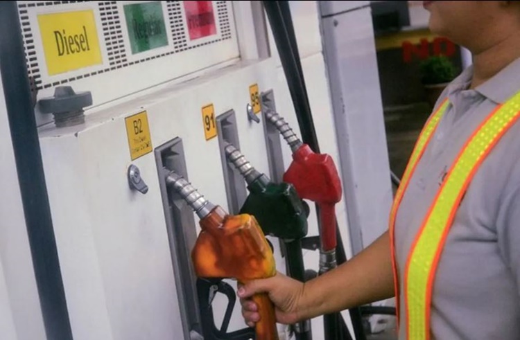 ガソリン値上げ、ディーゼル値下げ開始へ