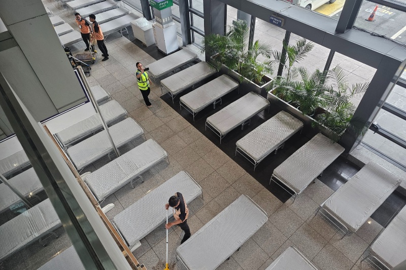 空港の仮設寝床が病院そっくりと話題に