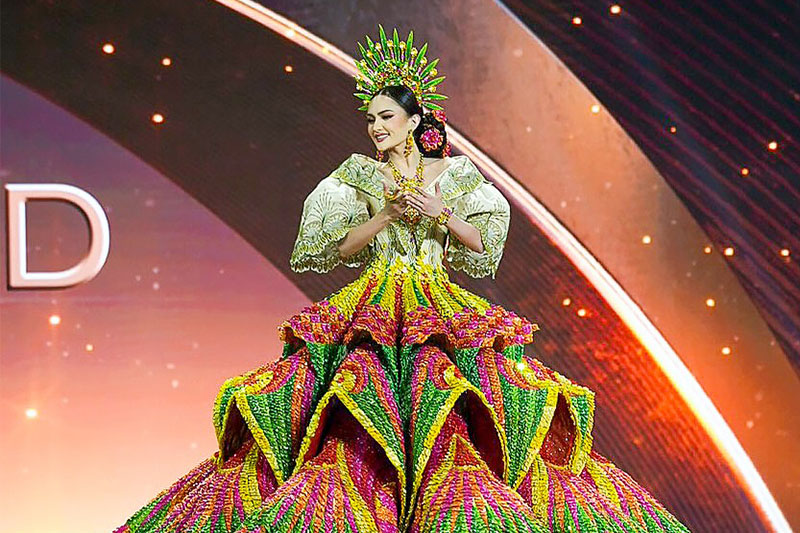 アティサ・マナロ、華麗な民族衣装で世界を魅了