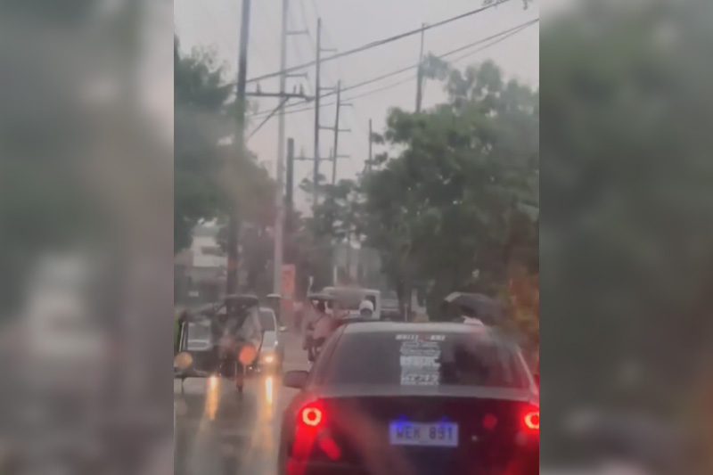 雨の日に点滅するセダンの安全性が問題に