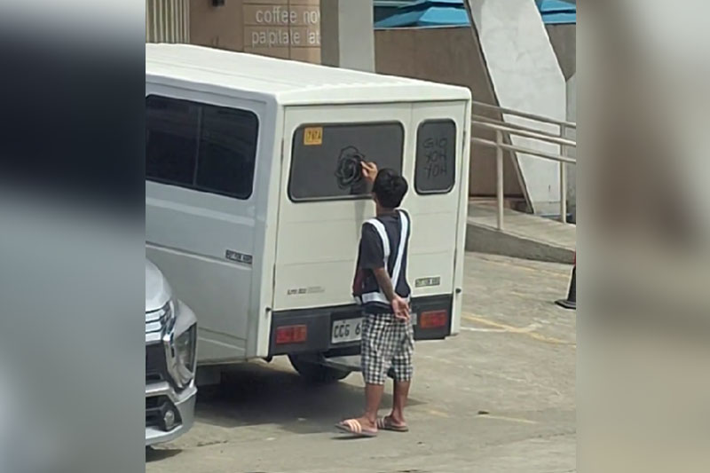 車のほこりで描く驚きのアート作品