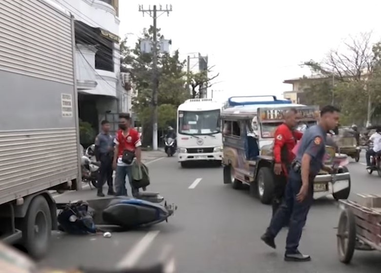 親族の死を悼む中、悲劇のバイク事故で命を失う