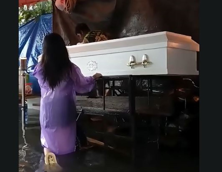 家族愛で守った棺、洪水からの奮闘記