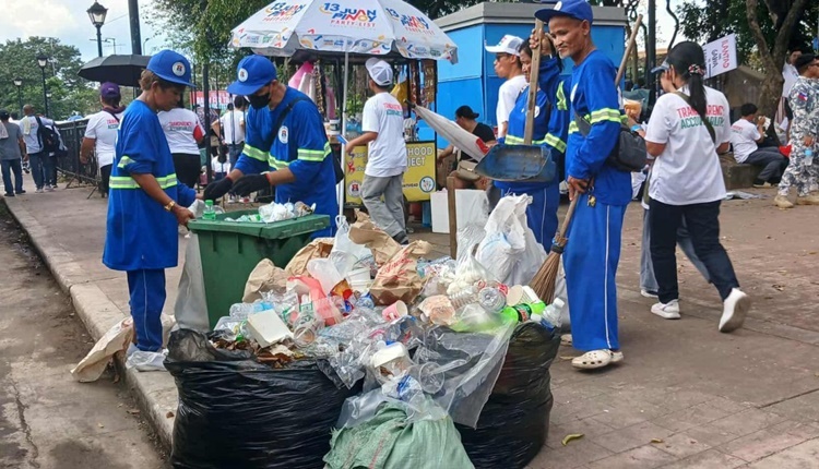INC集会初日、7台分のゴミを回収