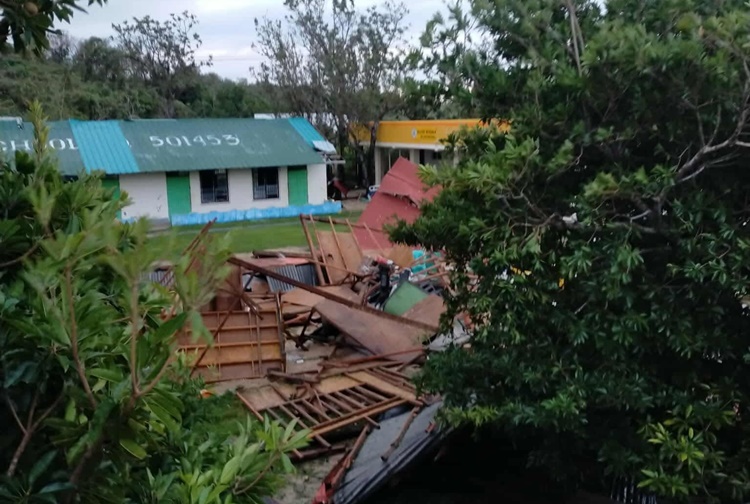 台風被害の学校再建を神父が緊急要請