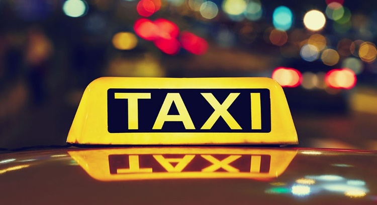 酔った男が駐車中のタクシーを襲撃、CCTVが捉える