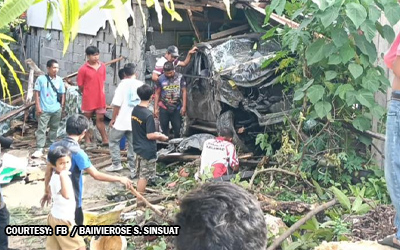 SUVが家に突入、子ども含む3人負傷