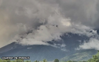 カンラオン火山、再び噴煙を上げる