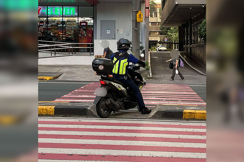 MMDA officer spotted misusing pedestrian crossing in Pasig