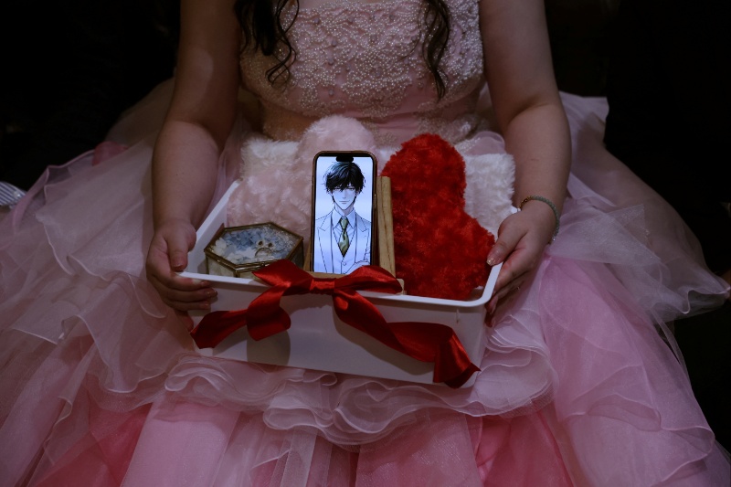 AI romance blooms as Japan woman weds virtual partner of her dreams