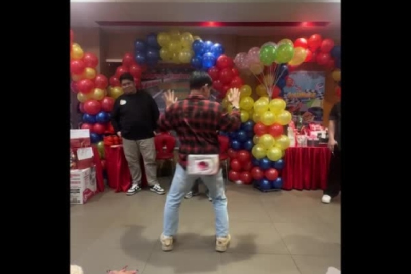 Christmas twerk: Energetic man play hilarious party game shaking backside to remove balls