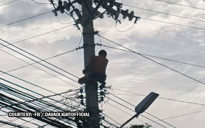 Agaw-eksena! Lalaki umakyat sa poste