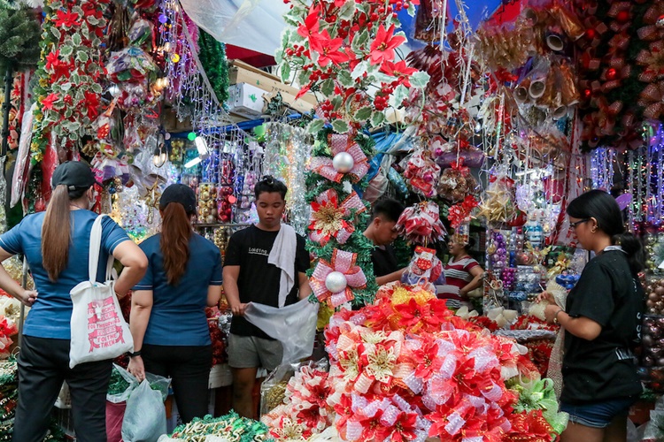 Divisoria Vendors Struggle w/ Slow Sales as Online Shopping Grows