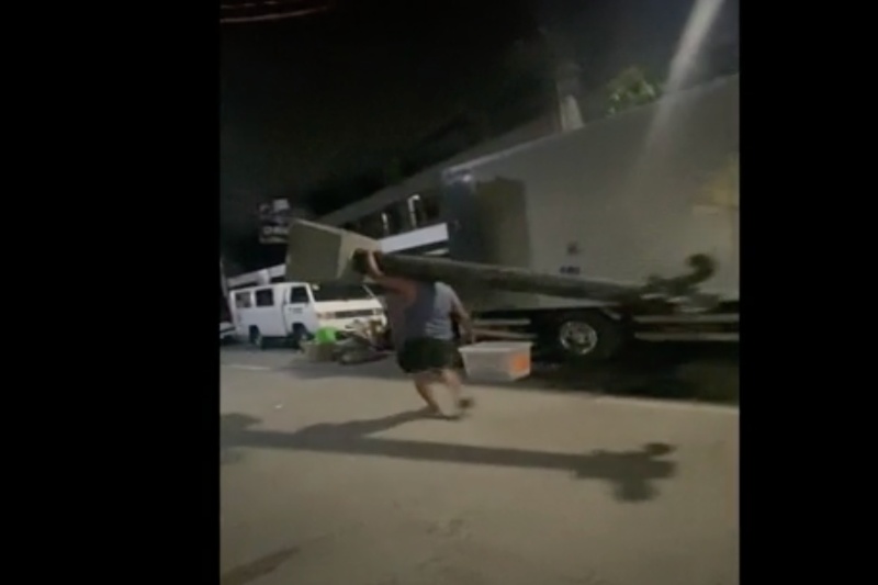 Viral: Man lifts entire streetlight pole in Malabon