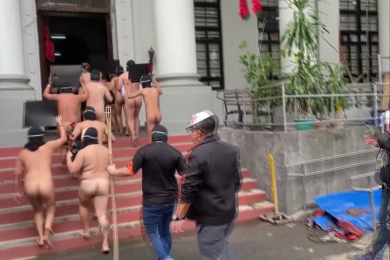 UP Manila students join Oblation run to protest corruption