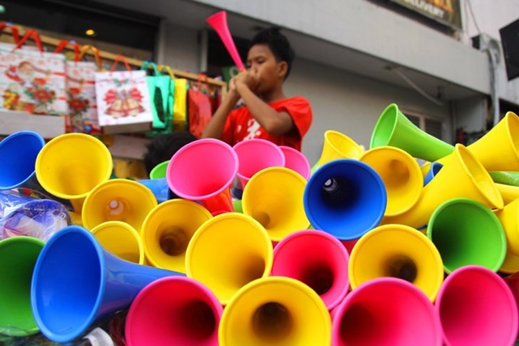 Non-Profit Organization Says Plastic Hornpipes May Be Unsafe for Children During New Year Celebrations