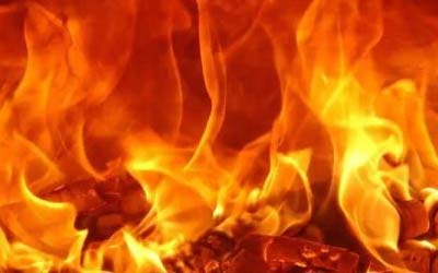 Bangkay na pinaglalamayan, naabo sa sunog