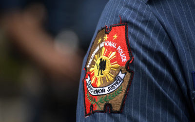 Mga pulis binardagul ng lasing na dalaga