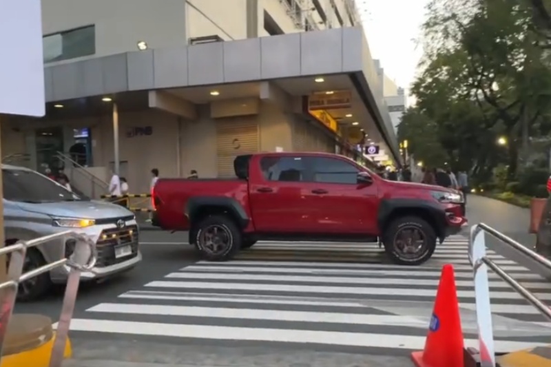 Barrier removed: Commuters welcome new pedestrian crossing between Mandaluyong malls