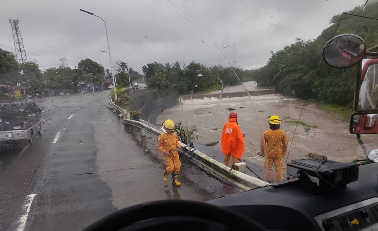 Flash Flood Sweeps Through Guinobatan, Albay
