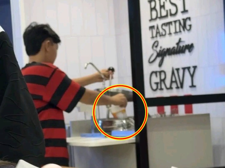 Dugyot Customer Slammed Online for Scooping Gravy w/ Cup Noodles Container